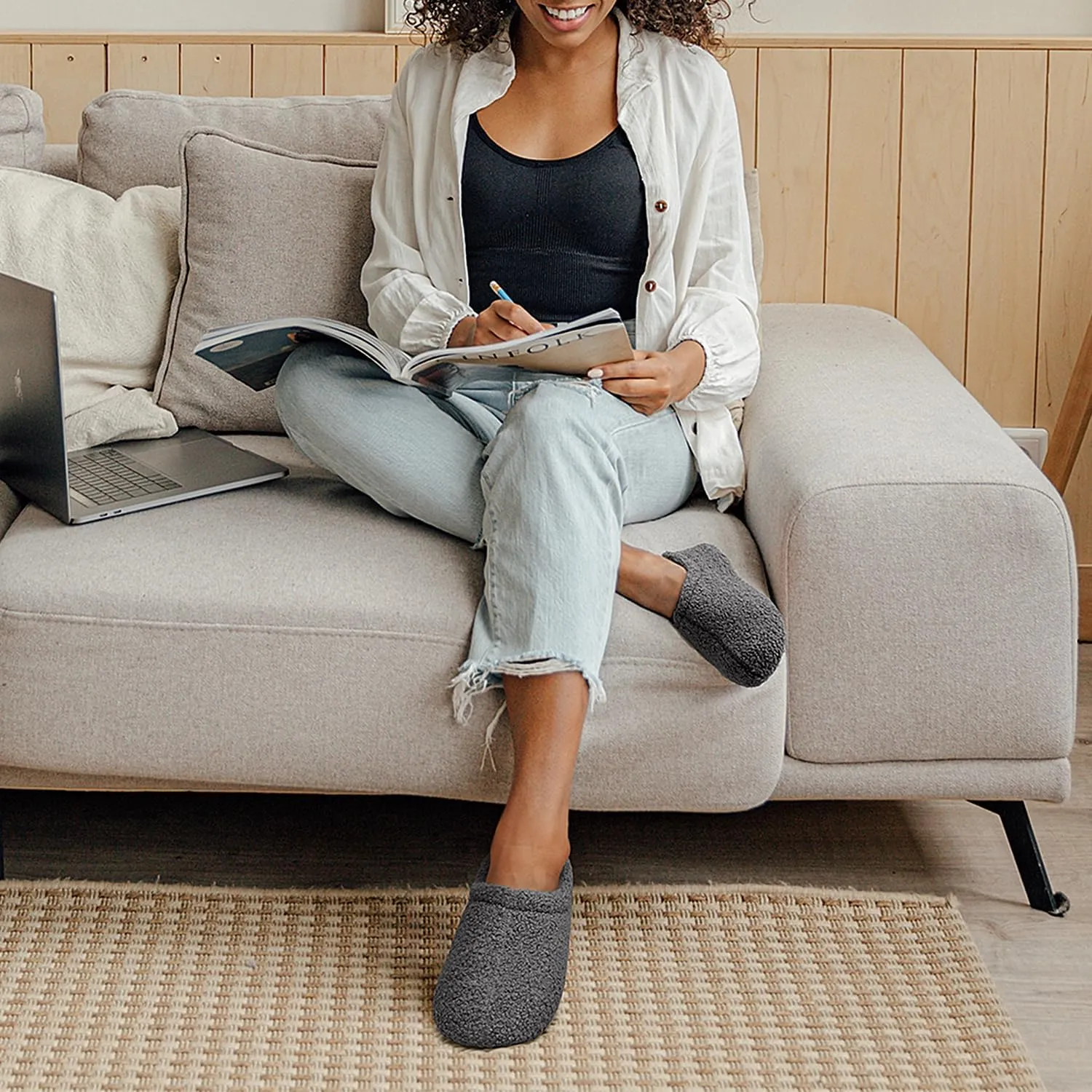 Slippers for Women Indoor Fuzzy Womens Mens Slippers Bedroom House Shoes with Memory Foam Curly Fleece for Indoor Outdoor